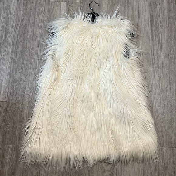TOPSHOP FAUX FUR VEST - Picture 3 of 3